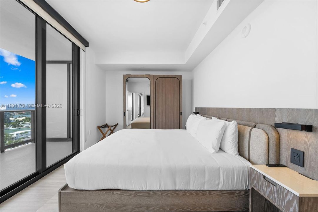 For Sale: $1,750,000 (2 beds, 2 baths, 884 Square Feet)