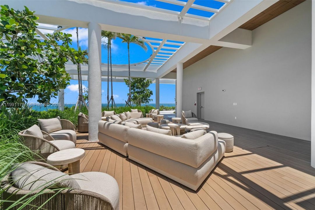 For Sale: $1,750,000 (2 beds, 2 baths, 884 Square Feet)