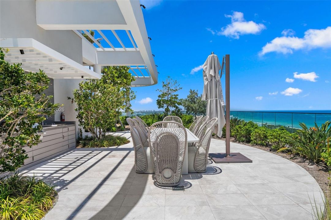 For Sale: $1,750,000 (2 beds, 2 baths, 884 Square Feet)