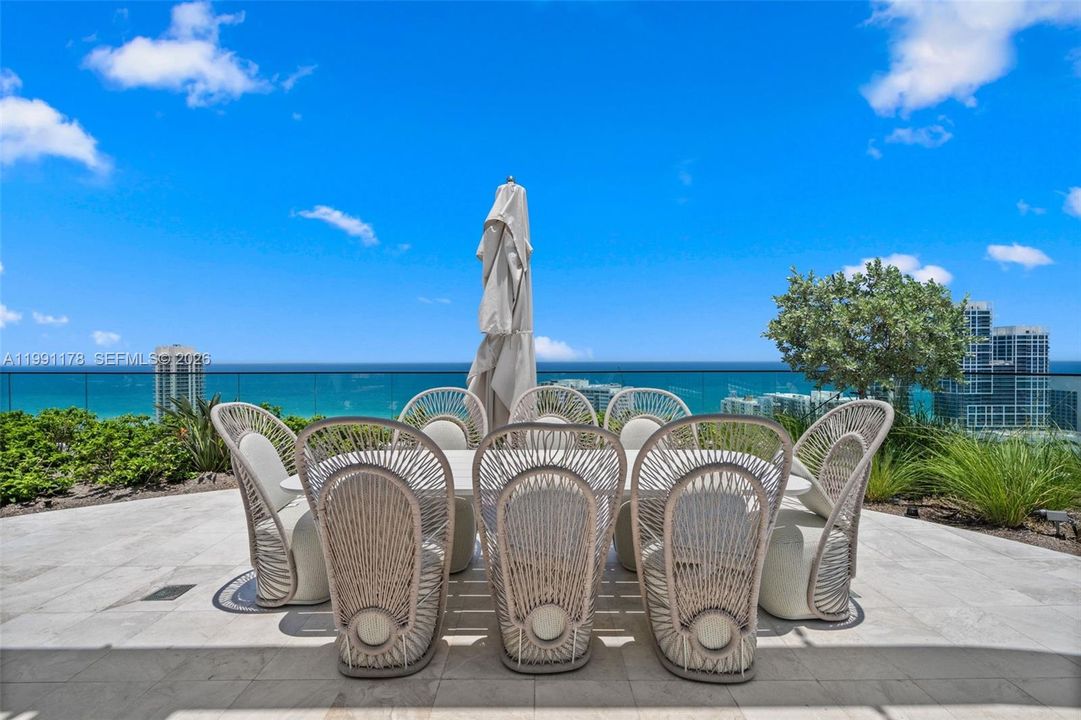 For Sale: $1,750,000 (2 beds, 2 baths, 884 Square Feet)