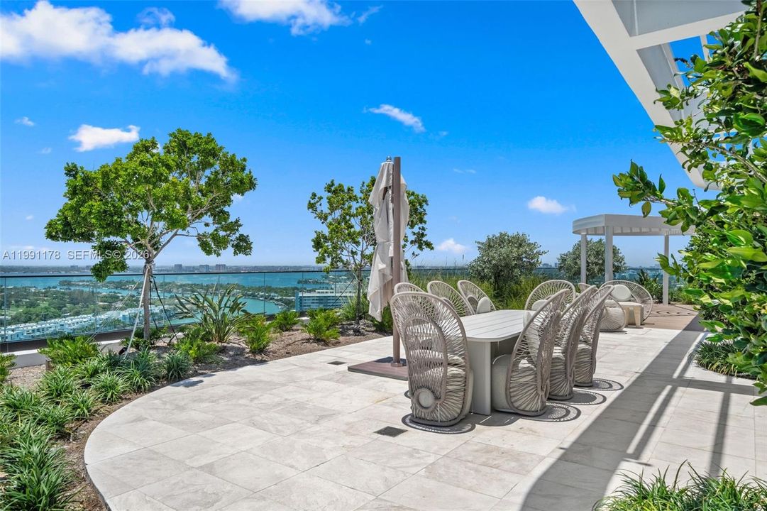 For Sale: $1,750,000 (2 beds, 2 baths, 884 Square Feet)