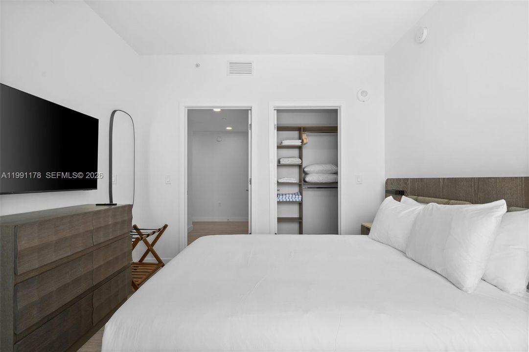 For Sale: $1,750,000 (2 beds, 2 baths, 884 Square Feet)