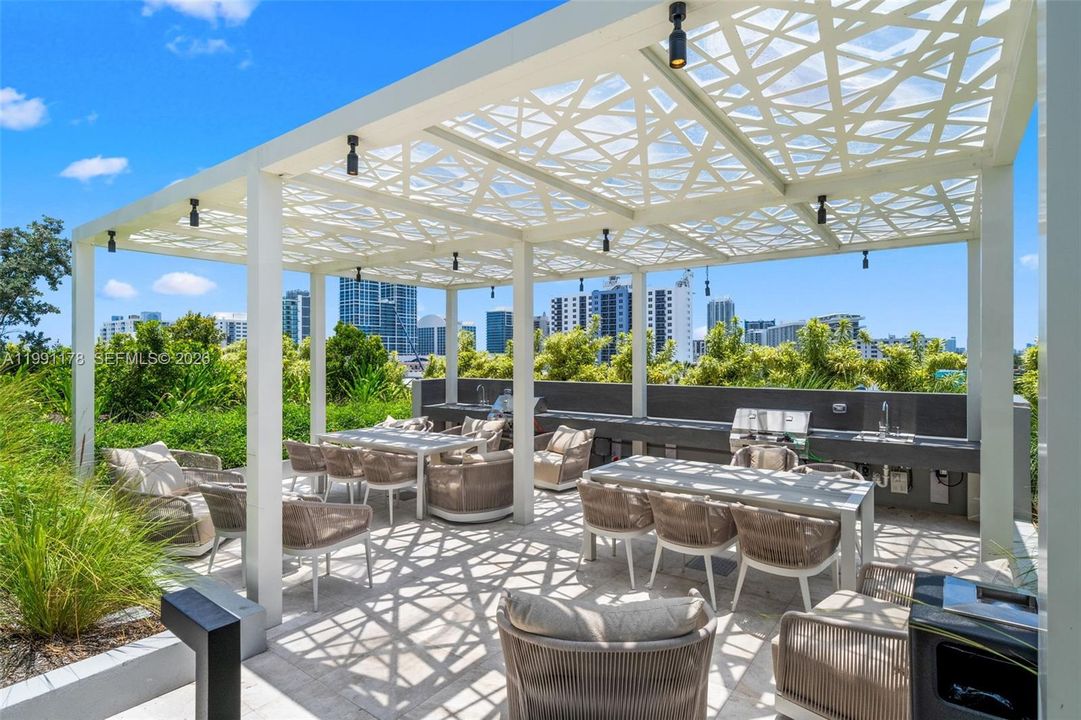 For Sale: $1,750,000 (2 beds, 2 baths, 884 Square Feet)