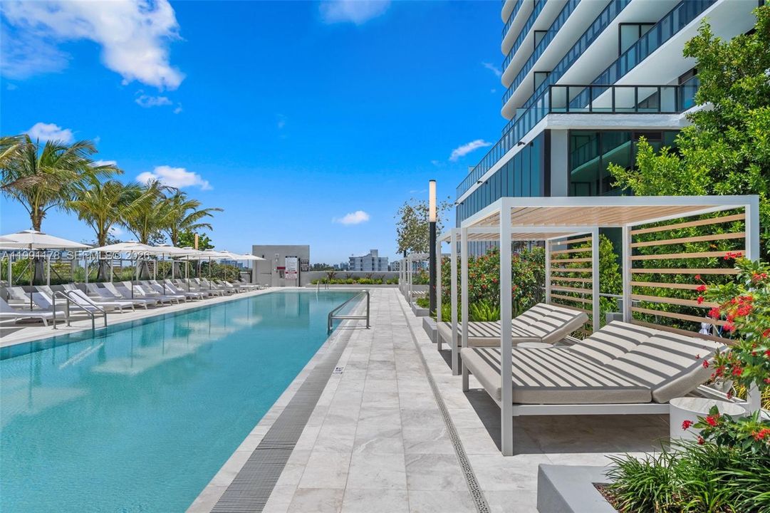 For Sale: $1,750,000 (2 beds, 2 baths, 884 Square Feet)