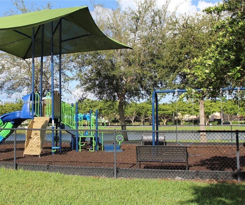 En Venta: $275,000 (2 camas, 2 baños, 817 Pies cuadrados)