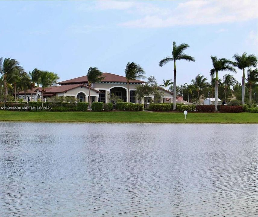 En Venta: $275,000 (2 camas, 2 baños, 817 Pies cuadrados)