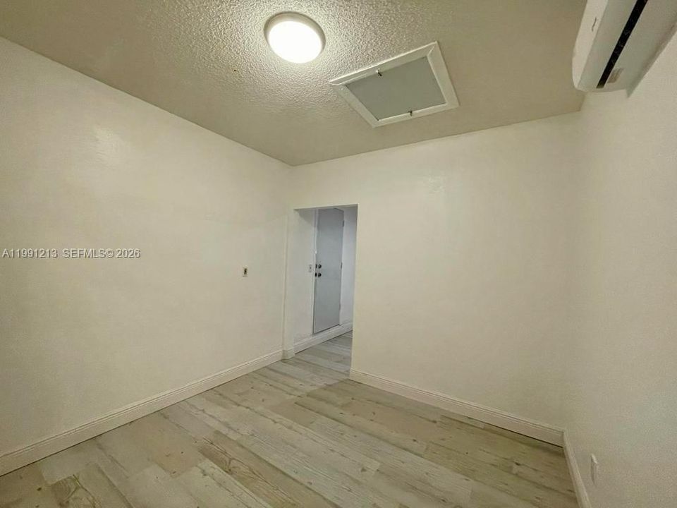 出租: $1,400 (1 贝兹, 1 浴室, 1079 平方英尺)