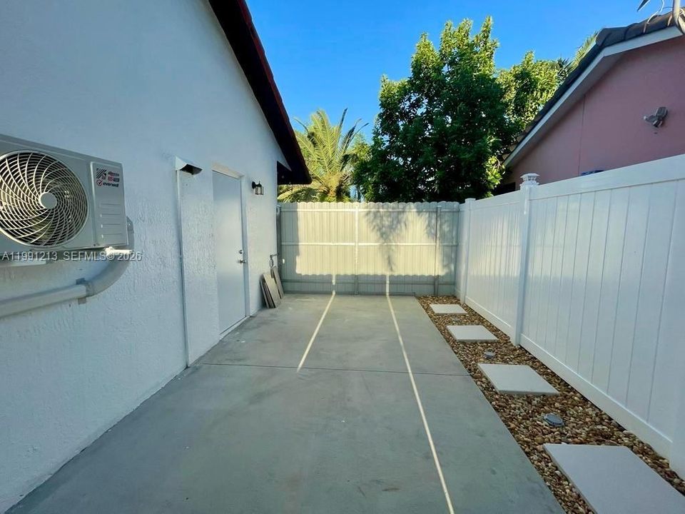 出租: $1,400 (1 贝兹, 1 浴室, 1079 平方英尺)