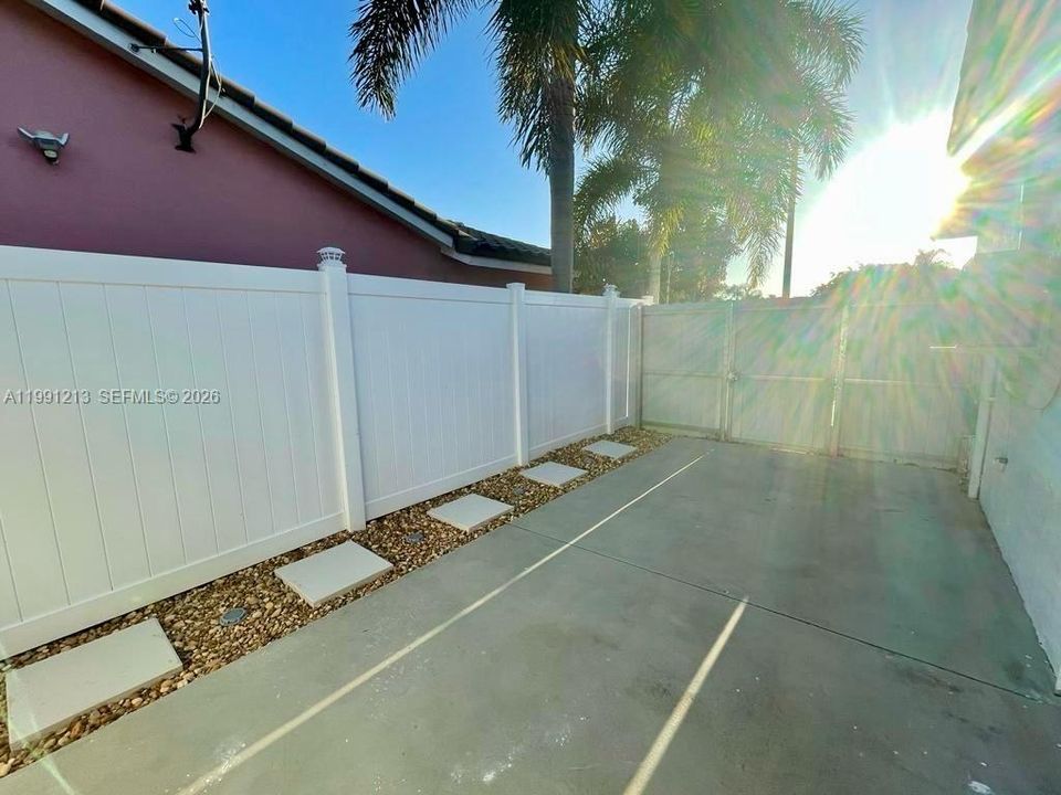 出租: $1,400 (1 贝兹, 1 浴室, 1079 平方英尺)