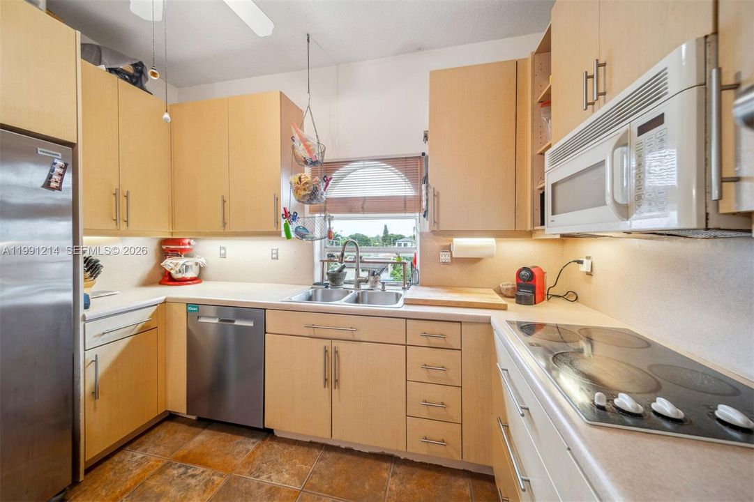 En Venta: $999,500 (3 camas, 3 baños, 1620 Pies cuadrados)