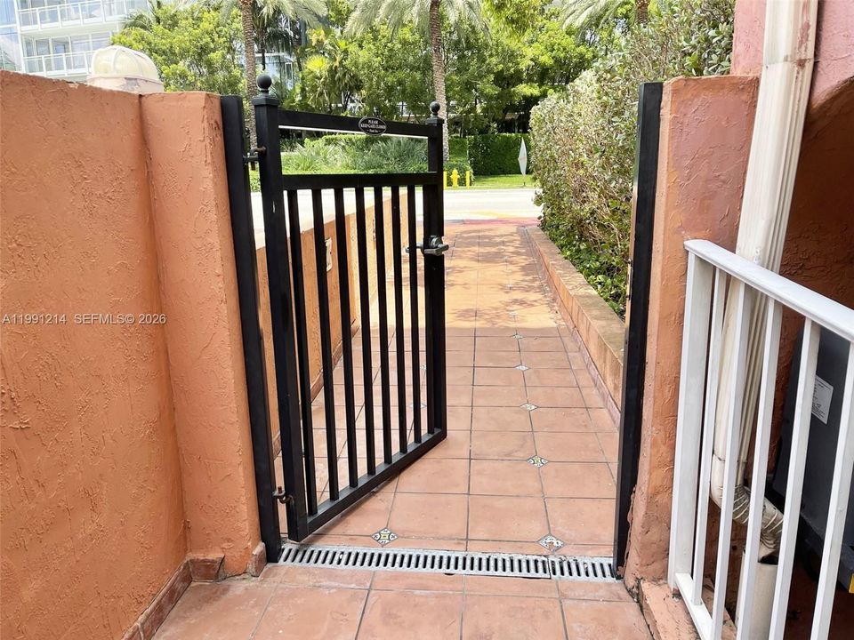 En Venta: $999,500 (3 camas, 3 baños, 1620 Pies cuadrados)