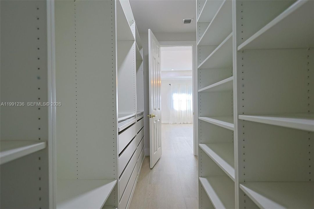 Recently Rented: $8,500 (5 beds, 4 baths, 3820 Square Feet)