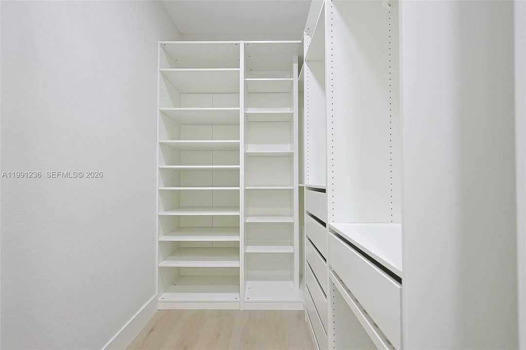 Recently Rented: $8,500 (5 beds, 4 baths, 3820 Square Feet)