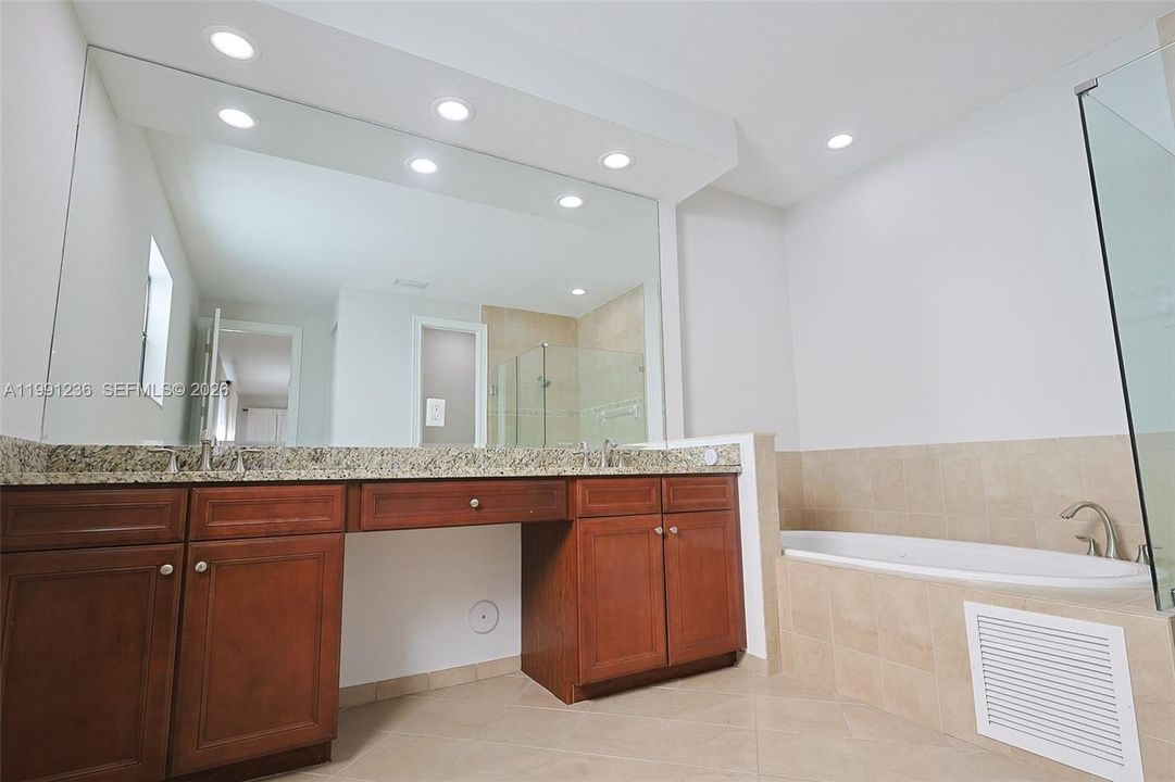 Recently Rented: $8,500 (5 beds, 4 baths, 3820 Square Feet)