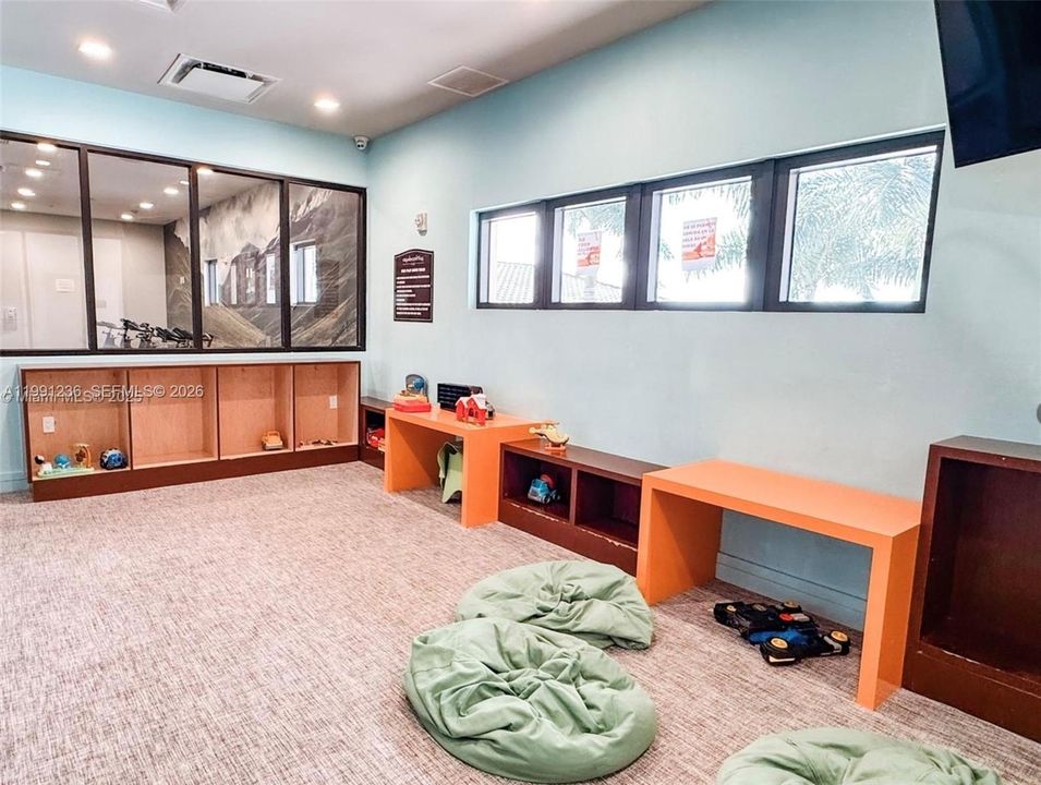 Recently Rented: $8,500 (5 beds, 4 baths, 3820 Square Feet)