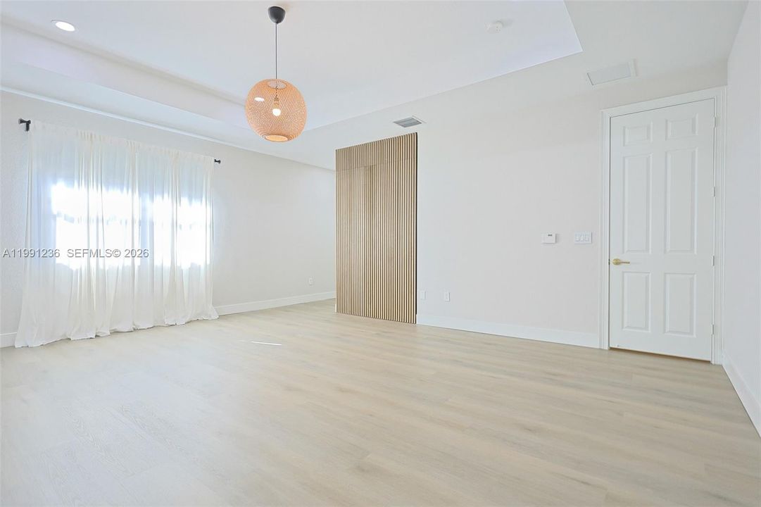Recently Rented: $8,500 (5 beds, 4 baths, 3820 Square Feet)