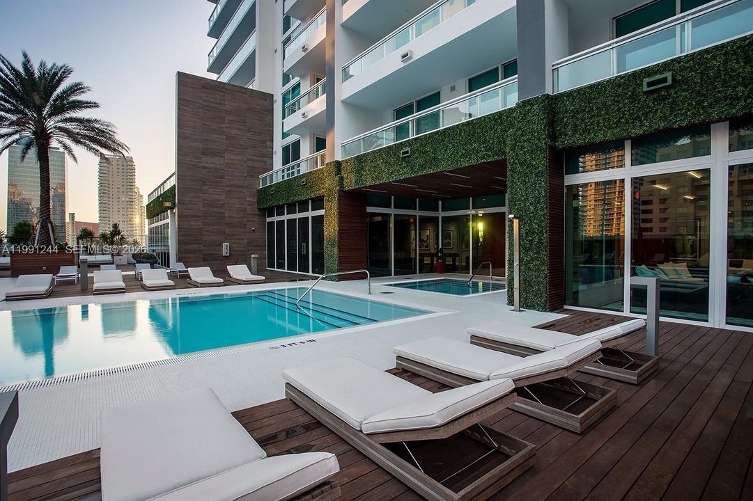 For Sale: $438,000 (0 beds, 1 baths, 461 Square Feet)