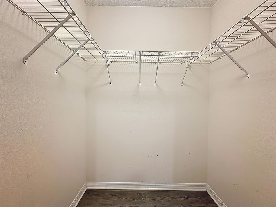 3371 Classic Oak Court-35