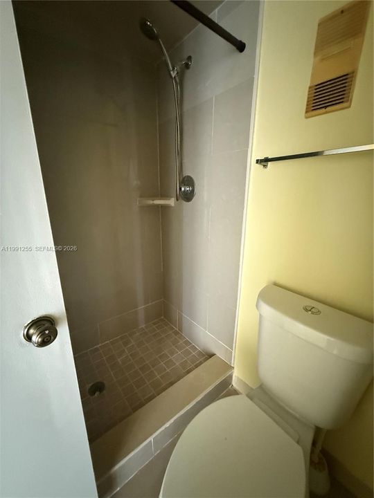 Activo con contrato: $185,000 (2 camas, 2 baños, 832 Pies cuadrados)