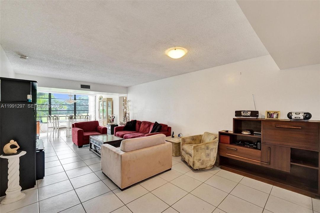 Activo con contrato: $219,000 (2 camas, 2 baños, 1385 Pies cuadrados)
