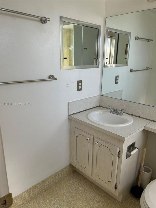 For Rent: $1,450 (1 beds, 1 baths, 700 Square Feet)
