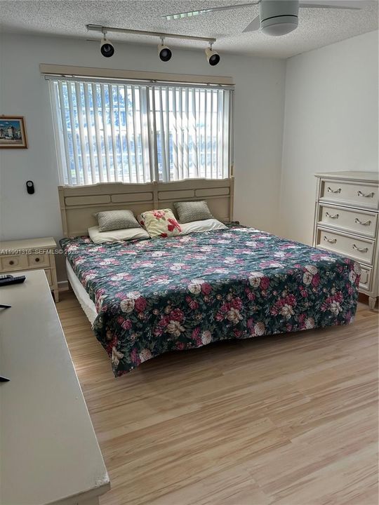 For Rent: $1,450 (1 beds, 1 baths, 700 Square Feet)