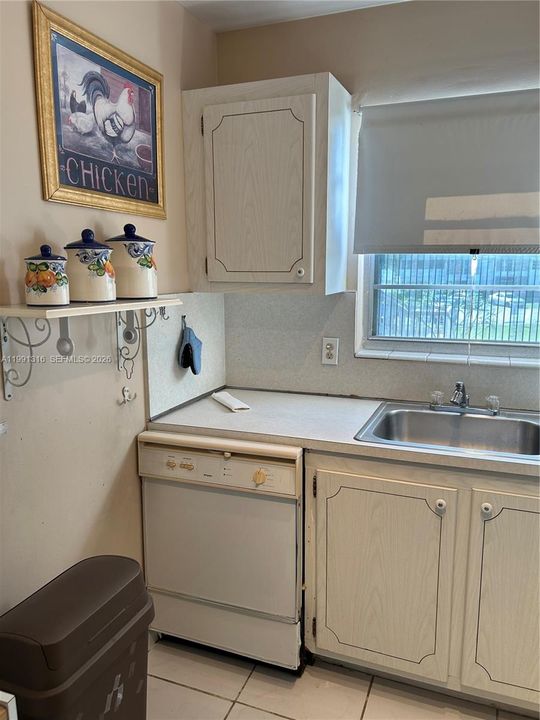 For Rent: $1,450 (1 beds, 1 baths, 700 Square Feet)