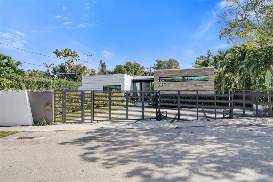 En Venta: $3,295,000 (5 camas, 5 baños, 3873 Pies cuadrados)