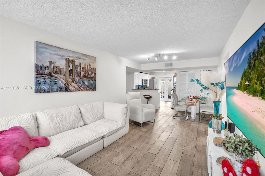 На продажу: $299,900 (2 спален, 2 ванн, 910 Квадратных фут)