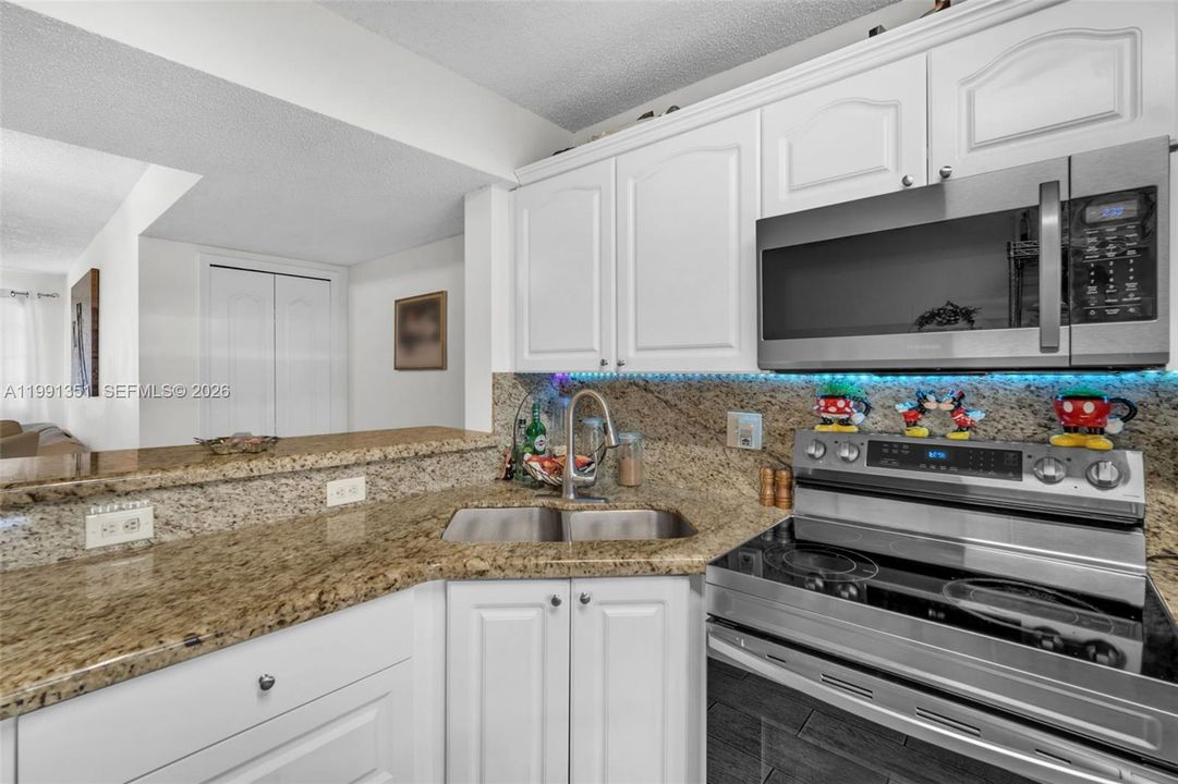 На продажу: $299,900 (2 спален, 2 ванн, 910 Квадратных фут)