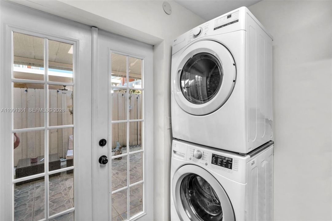 На продажу: $299,900 (2 спален, 2 ванн, 910 Квадратных фут)