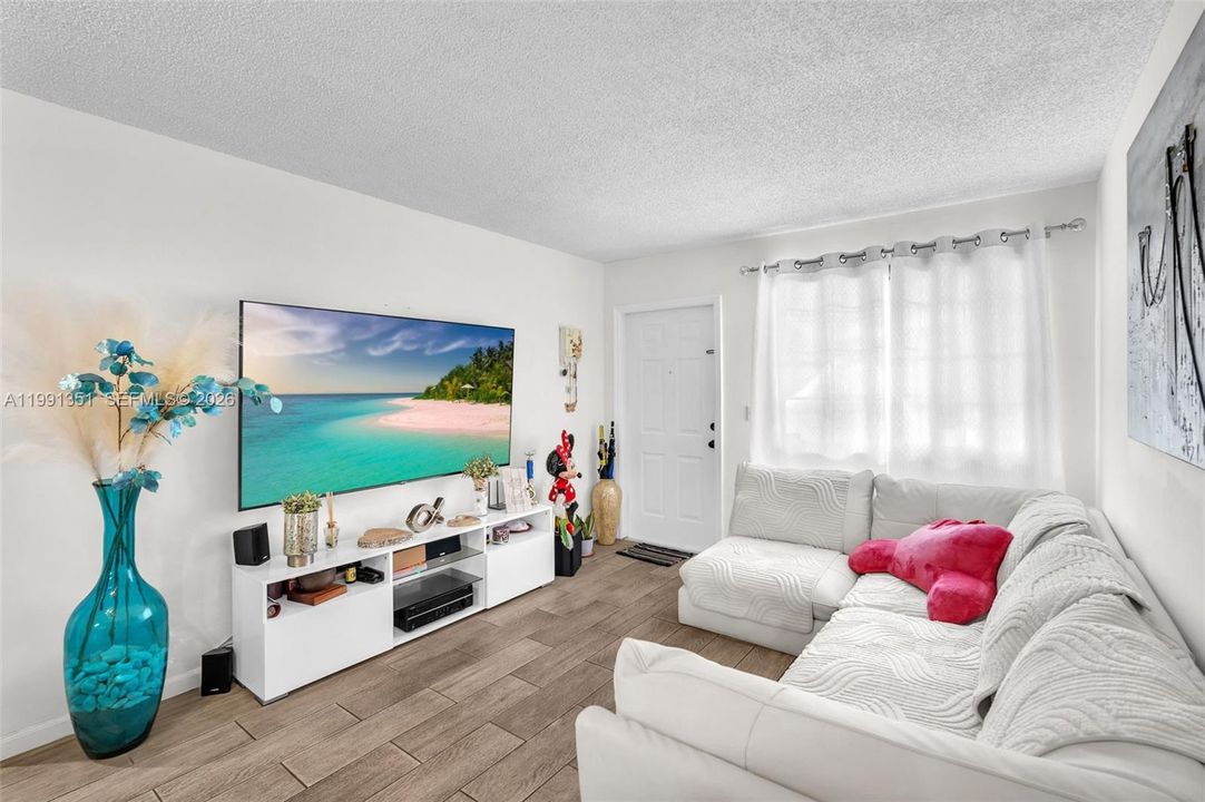 На продажу: $299,900 (2 спален, 2 ванн, 910 Квадратных фут)