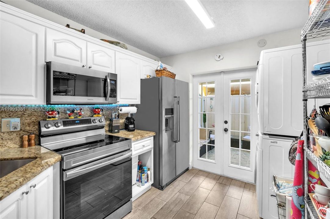 На продажу: $299,900 (2 спален, 2 ванн, 910 Квадратных фут)