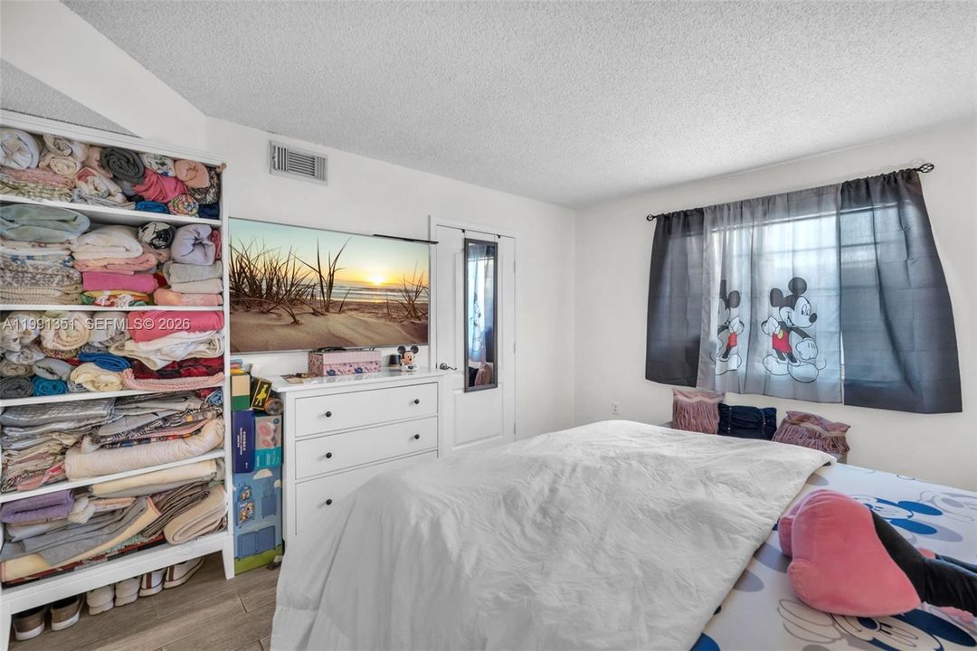 На продажу: $299,900 (2 спален, 2 ванн, 910 Квадратных фут)