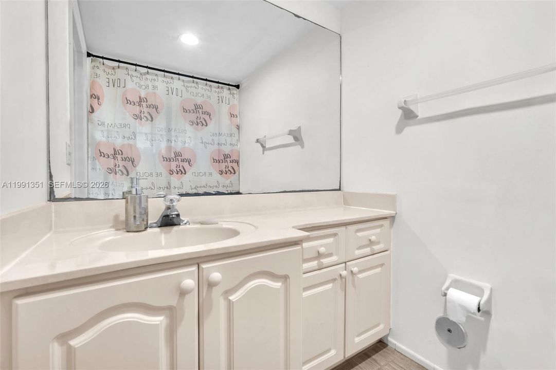 На продажу: $299,900 (2 спален, 2 ванн, 910 Квадратных фут)