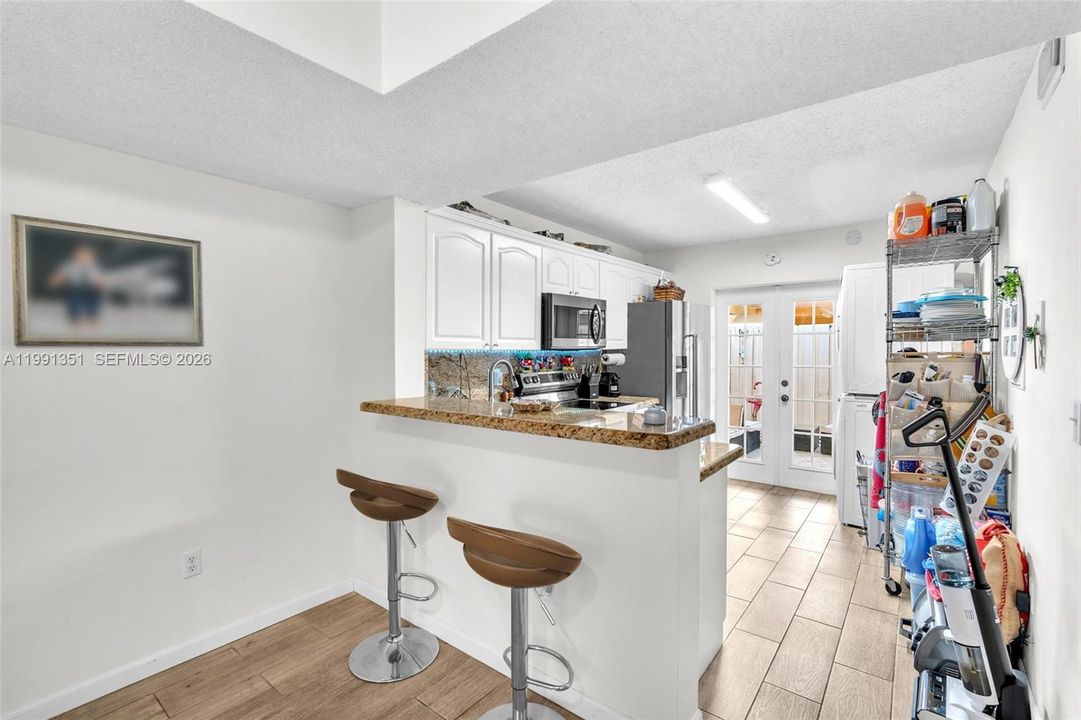 На продажу: $299,900 (2 спален, 2 ванн, 910 Квадратных фут)