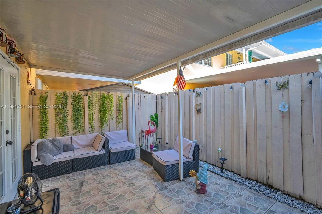 На продажу: $299,900 (2 спален, 2 ванн, 910 Квадратных фут)