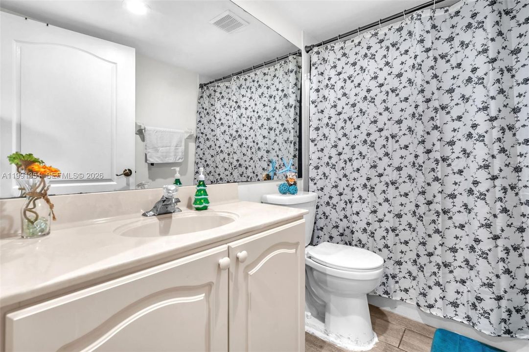 На продажу: $299,900 (2 спален, 2 ванн, 910 Квадратных фут)