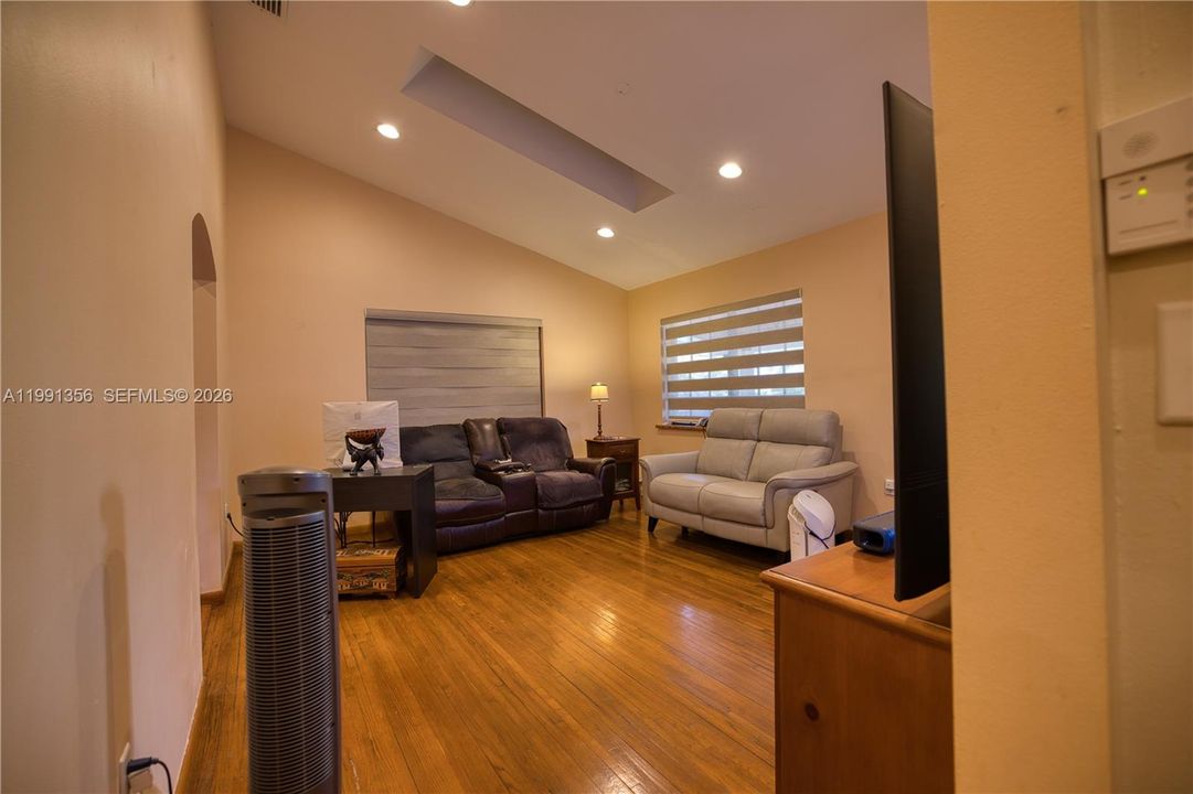 Vendido Recientemente: $790,000 (2 camas, 1 baños, 928 Pies cuadrados)