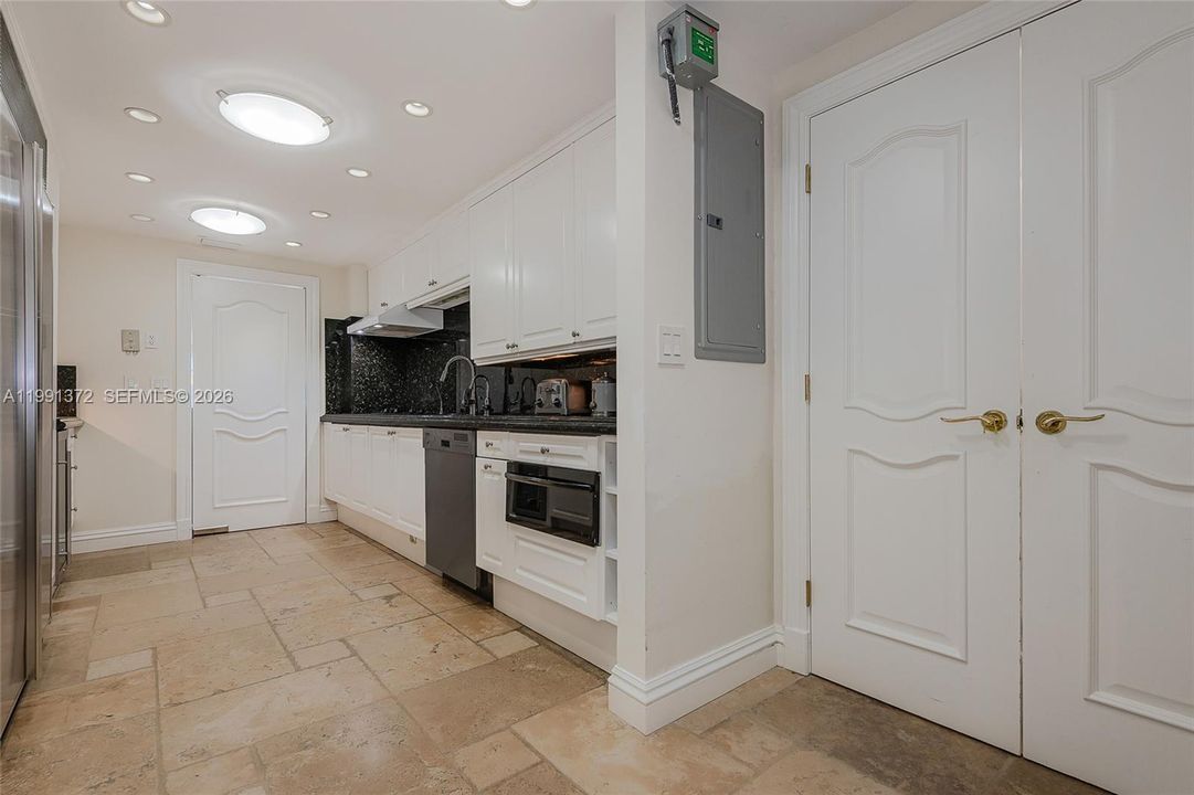 For Sale: $1,599,000 (2 beds, 2 baths, 1670 Square Feet)
