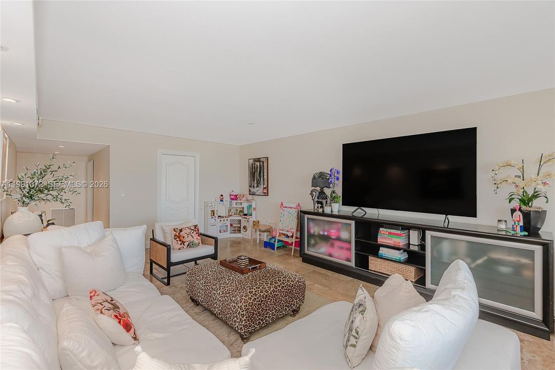 For Sale: $1,599,000 (2 beds, 2 baths, 1670 Square Feet)