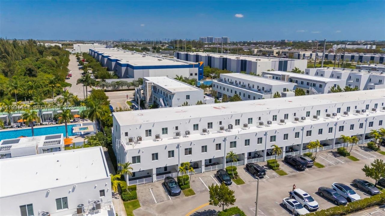 Под контрактом: $475,000 (3 спален, 2 ванн, 1315 Квадратных фут)