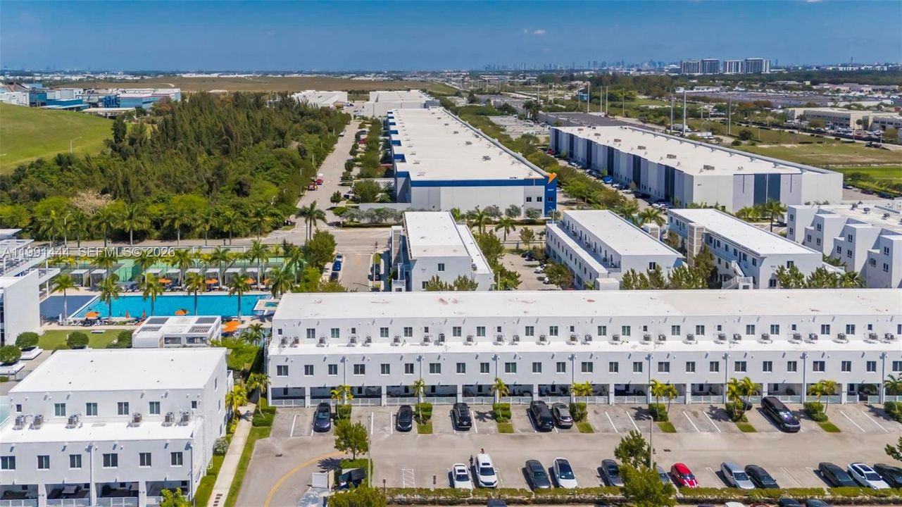 Под контрактом: $475,000 (3 спален, 2 ванн, 1315 Квадратных фут)
