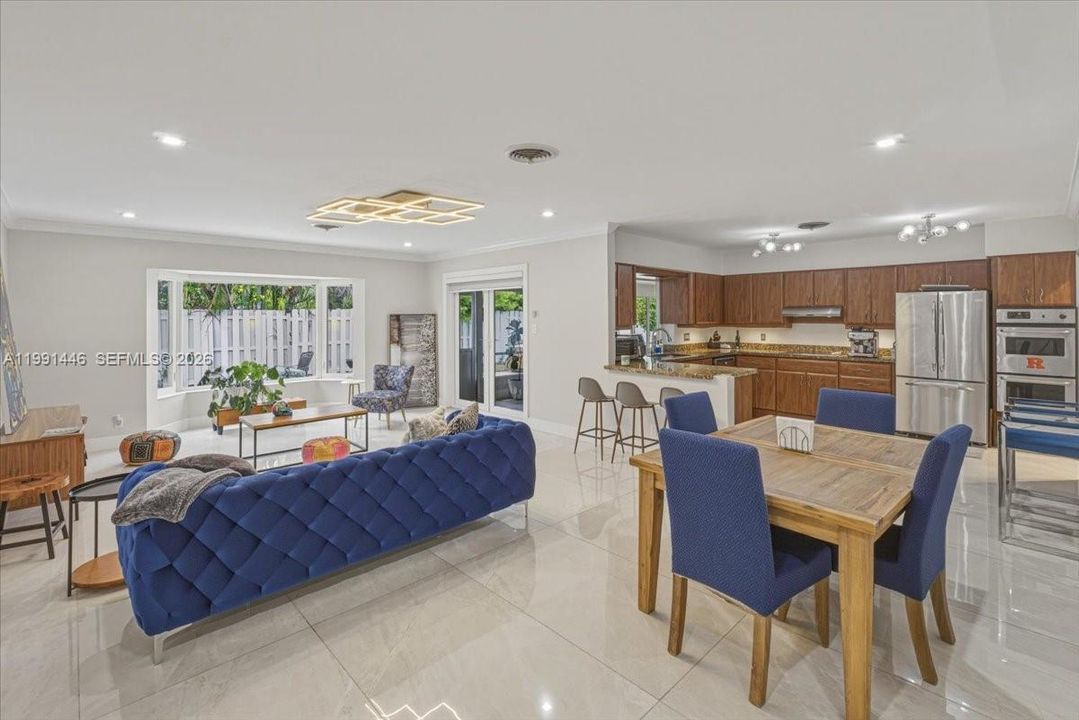 En Venta: $790,000 (3 camas, 2 baños, 2010 Pies cuadrados)