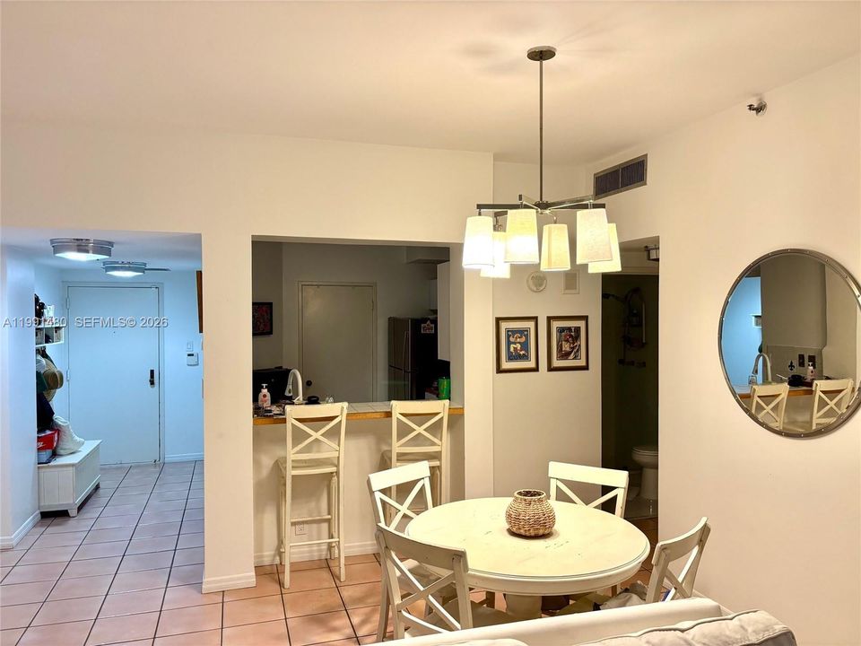 Active With Contract: $3,795 (1 beds, 2 baths, 1009 Square Feet)