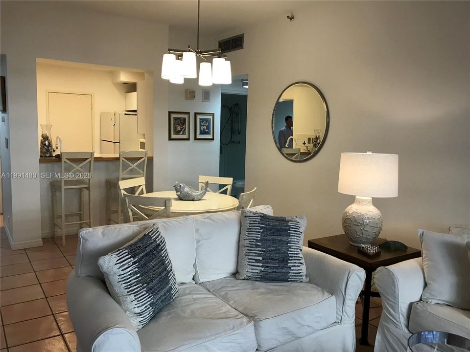 Active With Contract: $3,795 (1 beds, 2 baths, 1009 Square Feet)