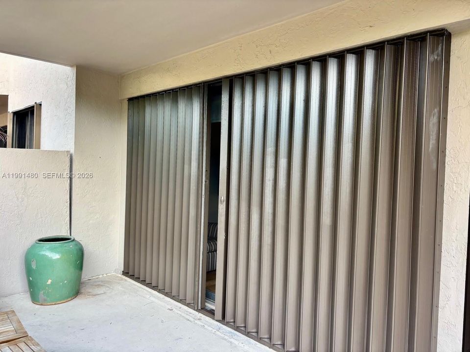 Active With Contract: $3,795 (1 beds, 2 baths, 1009 Square Feet)