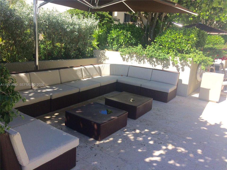Active With Contract: $3,795 (1 beds, 2 baths, 1009 Square Feet)