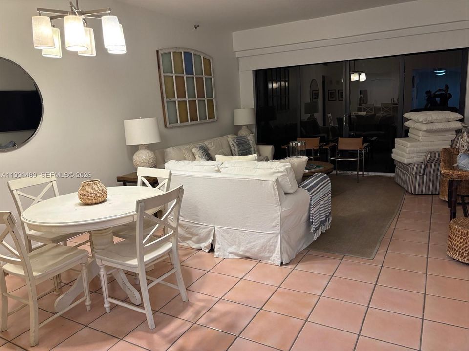 Active With Contract: $3,795 (1 beds, 2 baths, 1009 Square Feet)