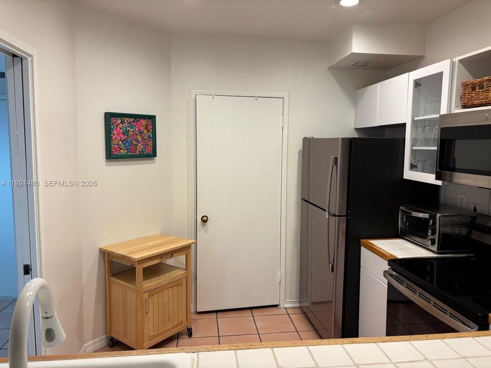 Active With Contract: $3,795 (1 beds, 2 baths, 1009 Square Feet)